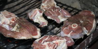шашлык из седла барашка на решетке на мангале