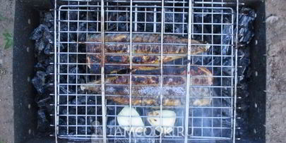 шашлык из скумбрии на решетке