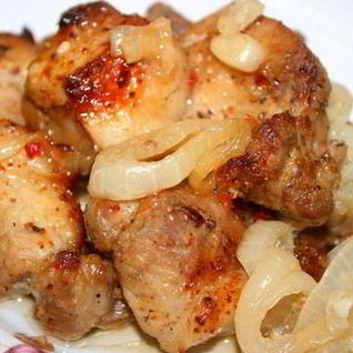 Шашлык из свинины на луковой подушке в духовке