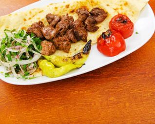 Шашлык на лаваше с овощами