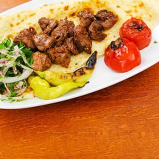 Шашлык на лаваше с овощами