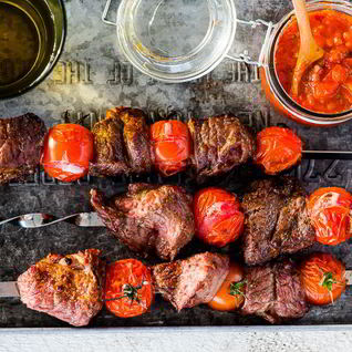 Шашлыки из говядины с помидорами черри