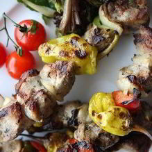 Рецепт Шашлыки из гусиных грудок, бекона, лука и зеленого перца