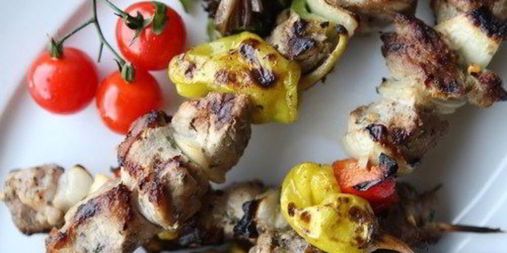 Рецепт шашлыки из гусиных грудок, бекона, лука и зеленого перца