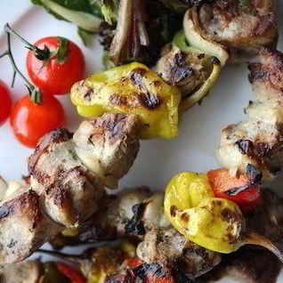 Шашлыки из гусиных грудок, бекона, лука и зеленого перца