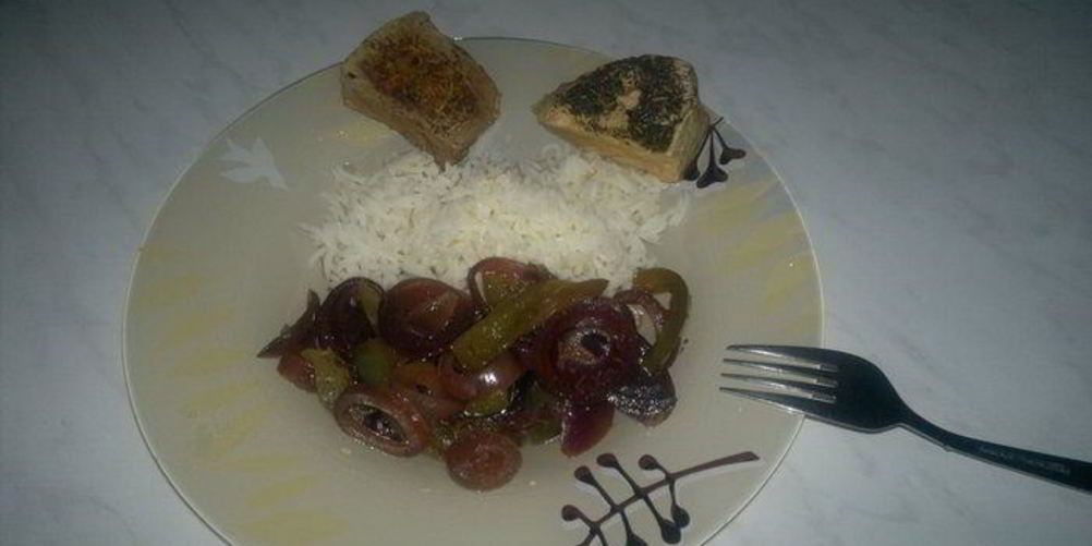 Рецепт свинина прованс и гарнир из белого риса и обжареных в бальзамике перца и лука