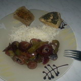 Свинина Прованс и гарнир из белого риса и обжареных в бальзамике перца и лука