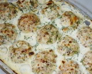 Тефтели из курицы и гречки в соусе