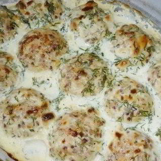 Тефтели из курицы и гречки в соусе