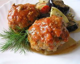 Тефтели по-гречески с запеченными овощами