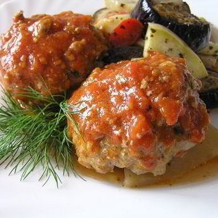 Тефтели по-гречески с запеченными овощами