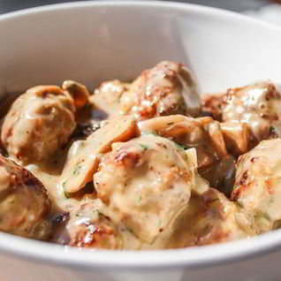 Тефтели в сливочно-грибном соусе