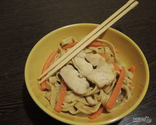 Яичная лапша с курицей и овощами