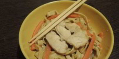 яичная лапша с курицей и овощами