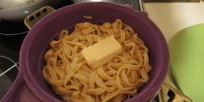 яичная лапша с курицей и овощами