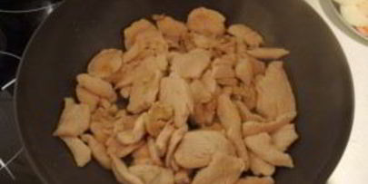 яичная лапша с курицей и овощами