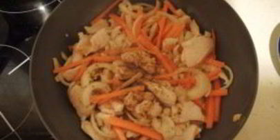 яичная лапша с курицей и овощами