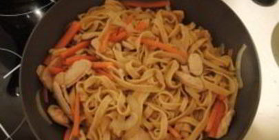 яичная лапша с курицей и овощами