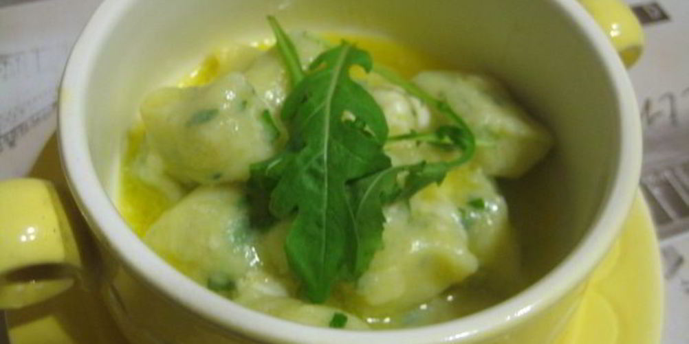 Рецепт зеленые ньокки с руколой и масляным соусом