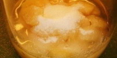 алкогольный коктейль с ананасами и шампанским