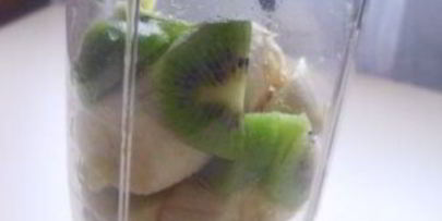 диетический коктейль из киви и банана