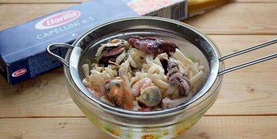 капеллини с морским коктейлем и шампиньонами