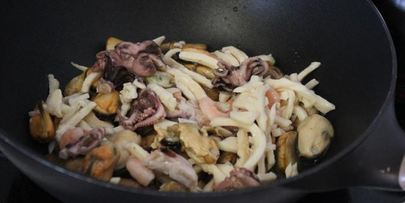 капеллини с морским коктейлем и шампиньонами