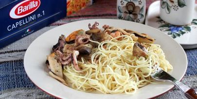 капеллини с морским коктейлем и шампиньонами