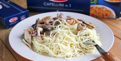 капеллини с морским коктейлем и шампиньонами