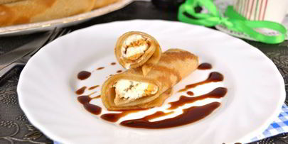 кофейные блинчики с творожной массой и кофейным сиропом
