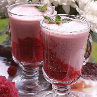 Коктейль из ряженки с малиной