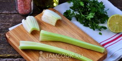 коктейль из сельдерея, огурца, яблока и лайма