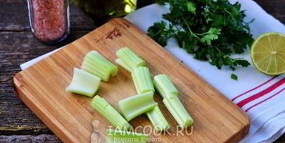 коктейль из сельдерея, огурца, яблока и лайма