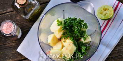 коктейль из сельдерея, огурца, яблока и лайма