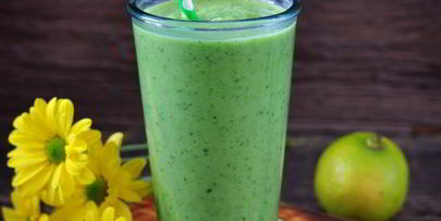 коктейль из сельдерея, огурца, яблока и лайма