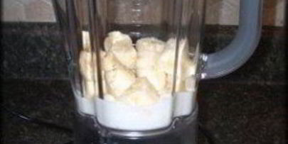 коктейль из замороженного йогурта с лаймом и бананом