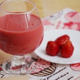Коктейль со сливками и клубникой