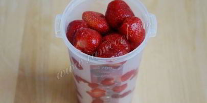 коктейль со сливками и клубникой