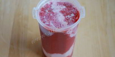 коктейль со сливками и клубникой