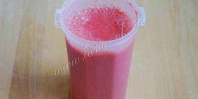 коктейль со сливками и клубникой