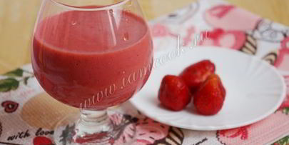 коктейль со сливками и клубникой