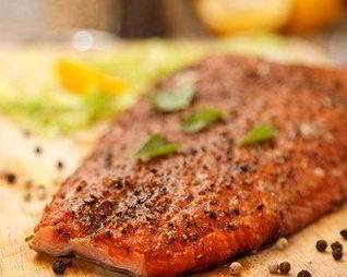 Лосось на гриле в кленовом сиропе и апельсиновом соке