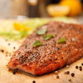 Лосось на гриле в кленовом сиропе и апельсиновом соке