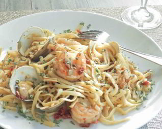 Макароны с морским коктейлем