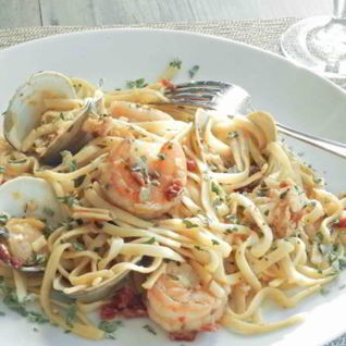 Макароны с морским коктейлем