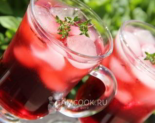 Напиток из каркаде с тимьяном