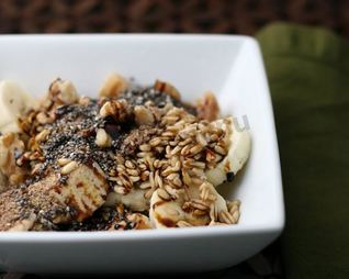 Пророщенный овес с бананами орехами и кленовым сиропом