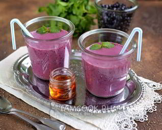 Протеиновый коктейль с черникой и творогом