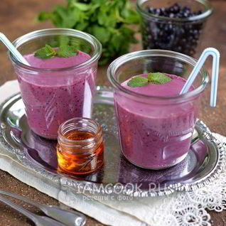 Протеиновый коктейль с черникой и творогом