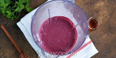 протеиновый коктейль с черникой и творогом